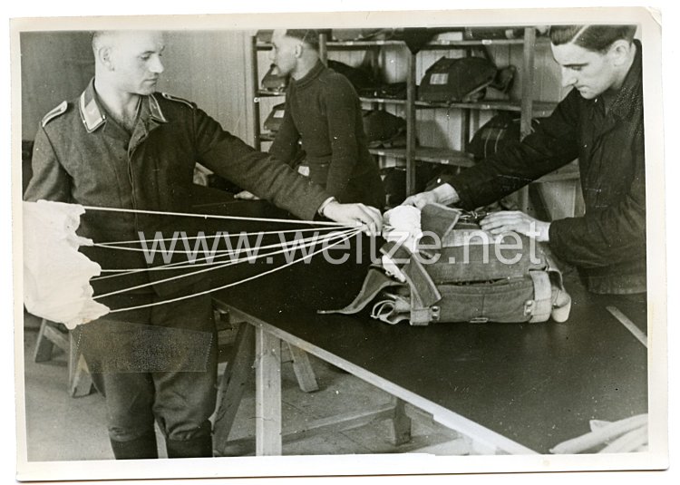 Luftwaffe Pressefoto: Horst-Spezialisten bei der Arbeit. Mit größter Sorgfalt wird der Fallschirm zusammengelegt. 6.4.1940