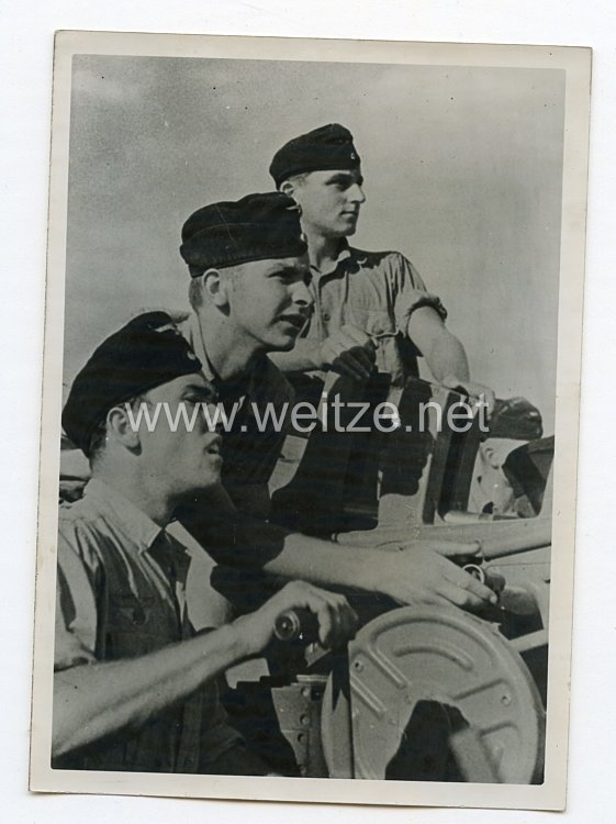 Kriegsmarine Pressefoto: An der Schnellfeuerkanone einer Kampfähre der Kriegsmarine 28.8.1944