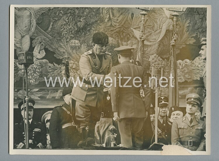 Pressefoto, Rom am 10.6.1940 Mussolini überreicht ein Orden