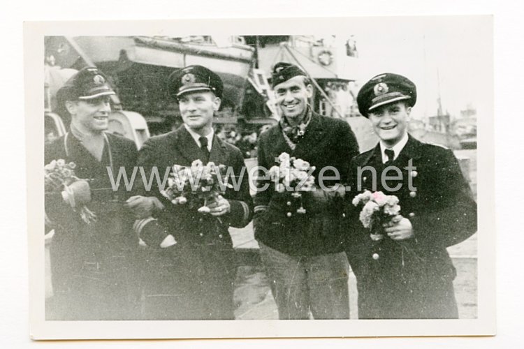Kriegsmarine Pressefoto, 2.Minensuch-Flottille M 153 , Offiziere nach Feindfahrt, 11.03.1943