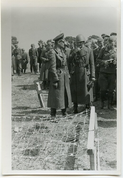 Foto Angehörige einer Luftwaffen Felddivision mit italienischen Offizieren