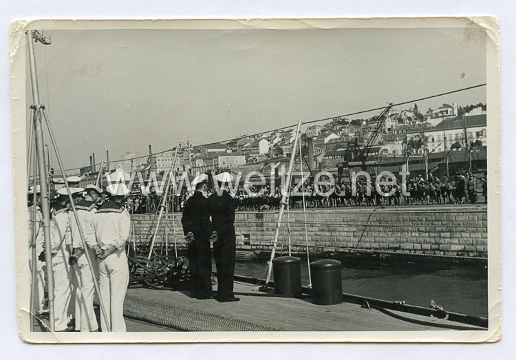 Kriegsmarine Foto, Schiff läuft im Hafen ein