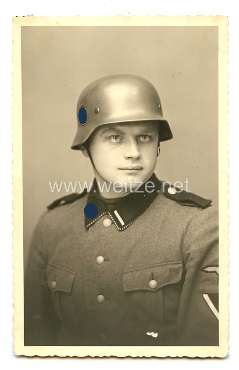 Waffen-SS Portraitfoto, SS-Sturmmann der SS-Totenkopf-Division mit Stahlhelm