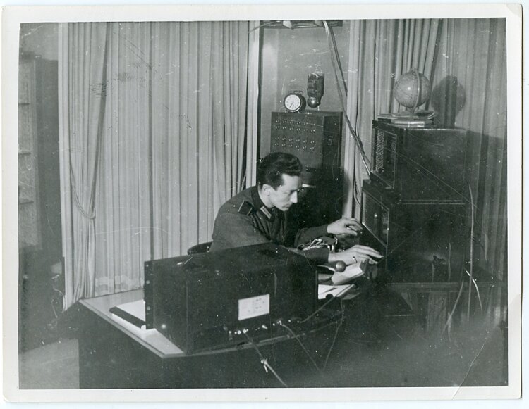 Foto, Angehörige der Wehrmacht beim justieren der Radioanlage