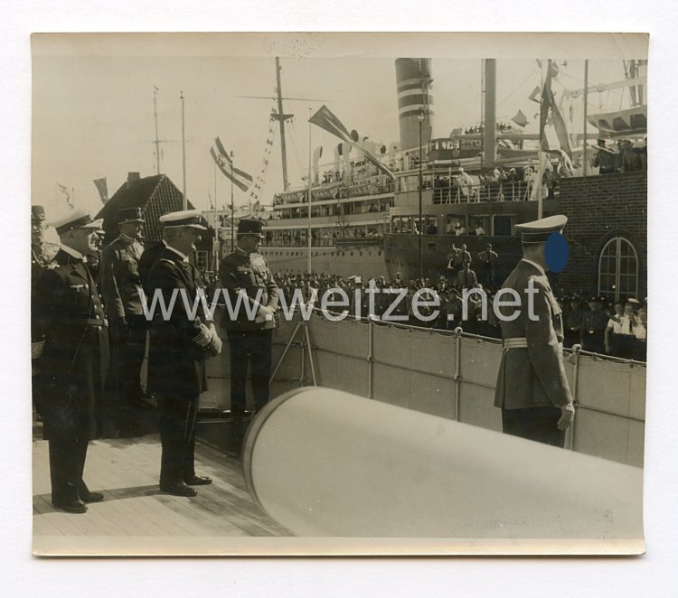 III. Reich Pressefoto. Adolf Hitler trifft im Hafen ein