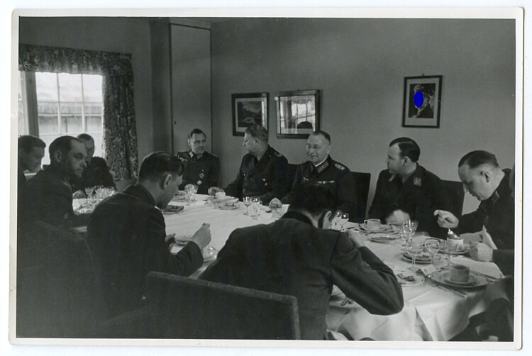 Foto, General der Wehrmacht beim essen Frühjahr 1945