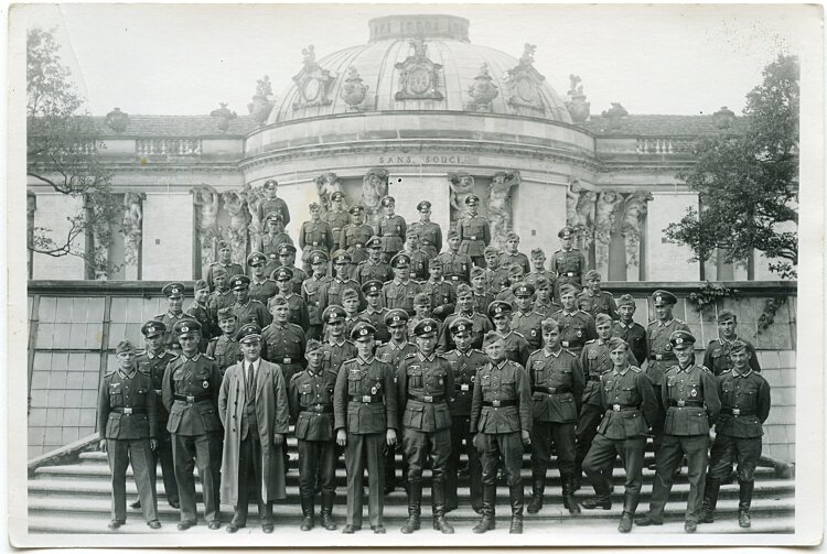 Mannschaftsfoto von Unteroffizieren der Wehrmacht mit einem Angehörigen des KdF
