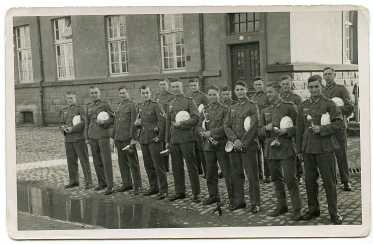 Foto, Essensausgabe für Angehörige des Infanterieregiment.105 in Trier