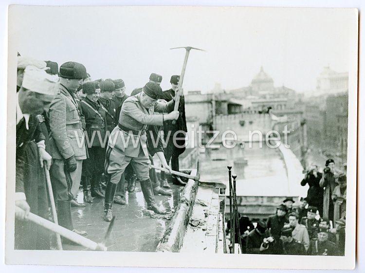 Königreich Italien Pressefoto: Benito Mussolini und die Schwarzhemden Milizia Volontaria per La Sicurezza Nazionale  (MVSN) in Rom