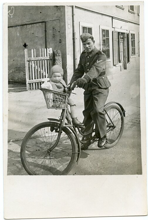 Foto, Gefreiter der Wehrmacht auf einem Fahrrad