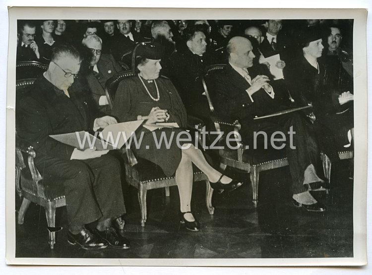 3. Reich Pressefoto: Josef Weinheber, Lina Seidel und Hirko Jelusich erhalten den Dichterpreis der Stadt Wien 17.1.1941