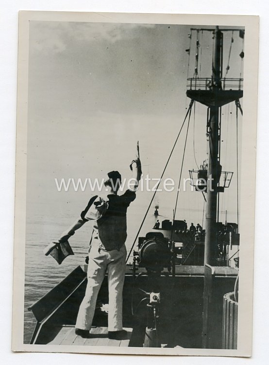 Kriegsmarine Pressefoto: Ein Winkspruch wird an das Geleitboot durchgegeben 8.6.1944