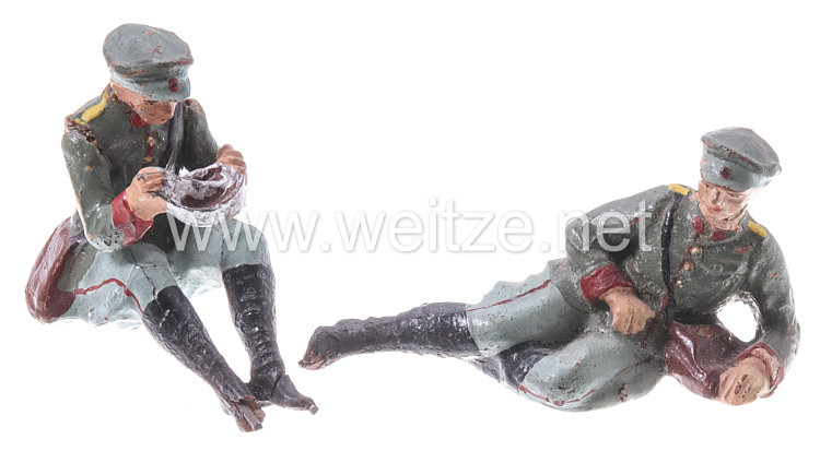Elastolin - Heer Lagerleben - 2 Soldaten mit Schirmmütze sitzend essend und links liegend