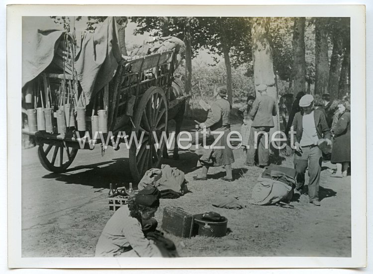 Wehrmacht Pressefoto: Krieg im Westen Flüchtlinge auf der Straße bei Chatelain (Frankreich)