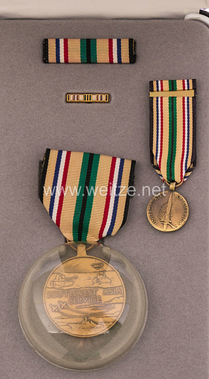 USA - South West Asia Service Medal in Case with Minature, Lapel Pin and Ribbon Bar    Bild 2