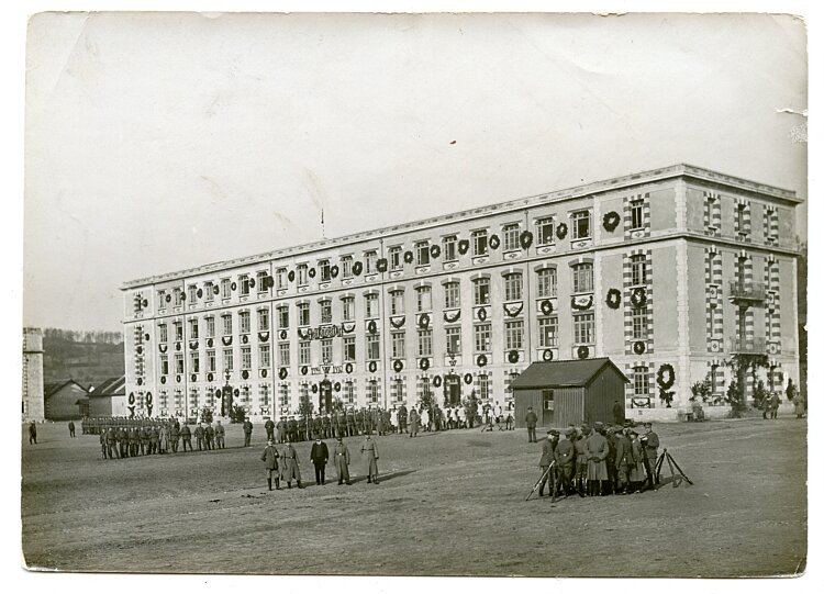 Foto, Soldaten bei den Vorbereitungen für die Ankunft des Kaisers auf dem Kasernengelände 1916