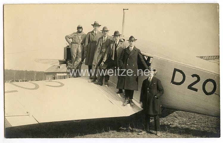 20. Jahre, ziviler Feldflugplatz mit Junkers - Maschine und Passagieren