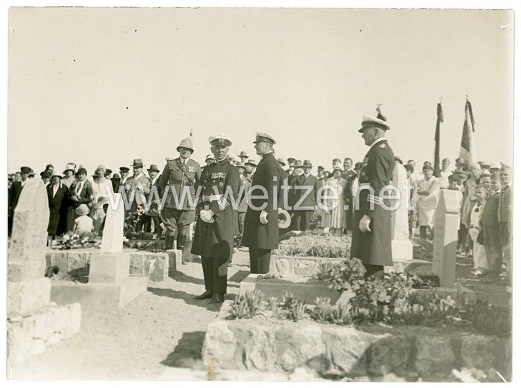Kriegsmarine Foto, Angehörige der Reichsmarine beim Besuch auf dem Friedhof in Swakopmund