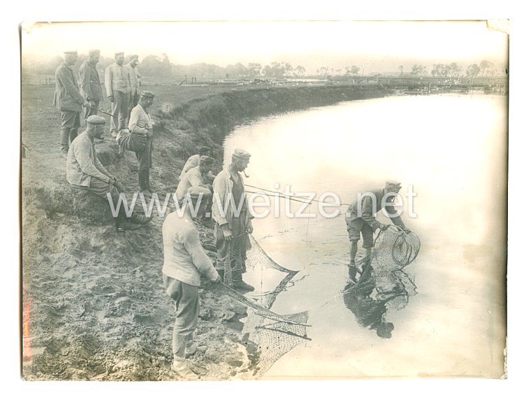 1. Weltkrieg Deutsches Heer Pressefoto: Deutsche Soldaten bei Fischfang in Russland
