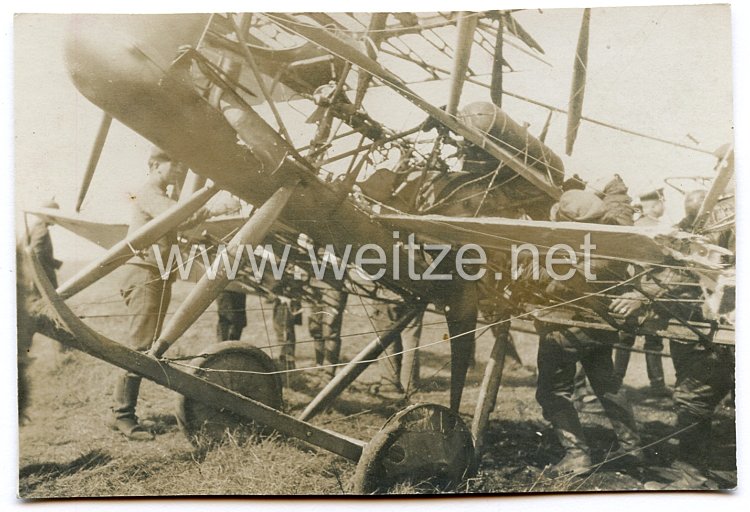 1. Weltkrieg Fliegerei: Foto eines abgestürzten feindlichen Flugzeuges