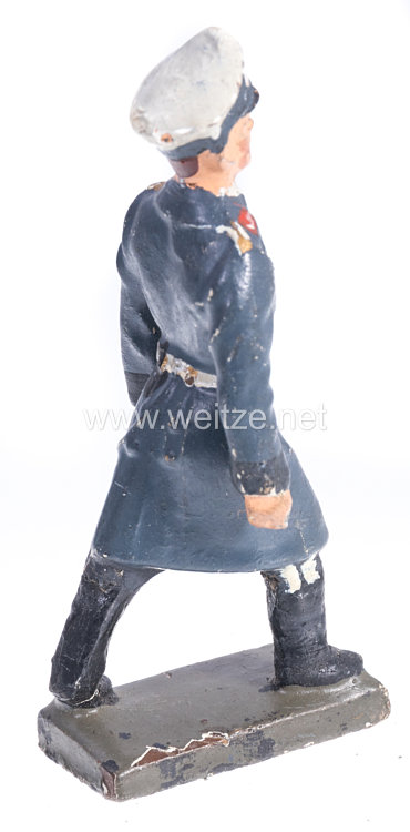 Lineol - Luftwaffe Offizier der Flak-Artillerie im Mantel und mit Schirmmütze marschierend Bild 2