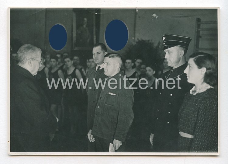 3. Reich Pressefoto: Angehörige der DAF und einen Mitarbeiter der Strassenbahn erhalten eine Urkunde