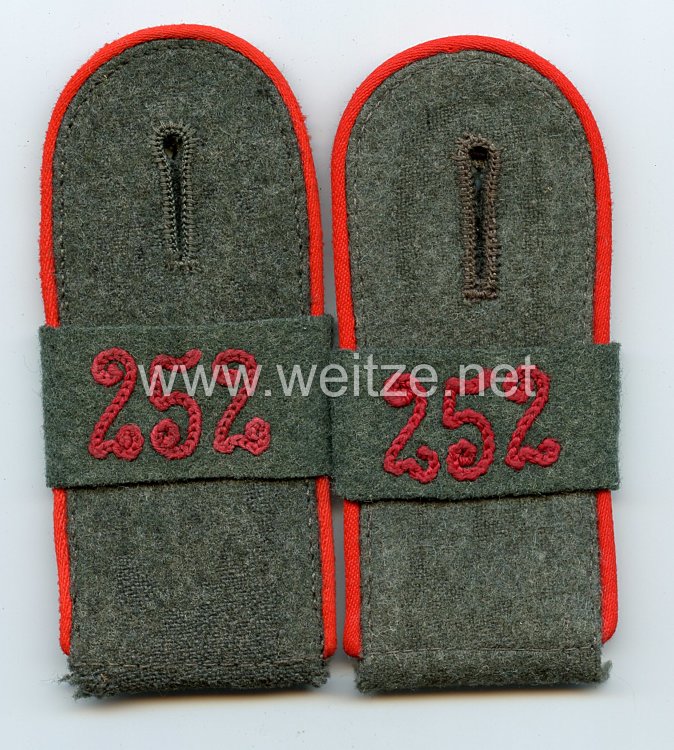 Wehrmacht Heer Paar Schulterklappen für Mannschaften im Artillerie-Regiment 252