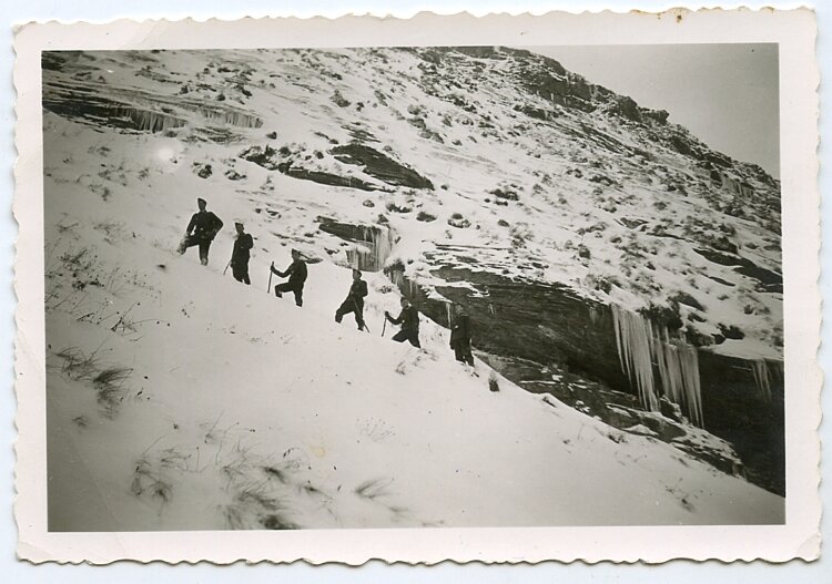 Foto, Angehörige der Wehrmacht beim Aufstieg zur Franz-Joseph-Hütte
