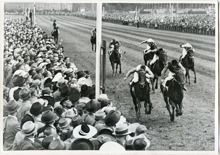 "Wehr dich" gewann das Deutsche Derby an 25.6 in Hamburg- Klein Flottbek, 1939