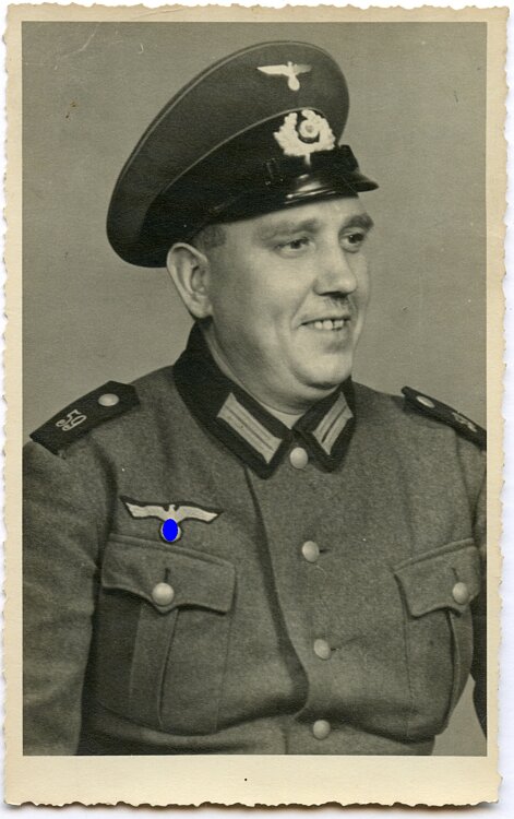 Portraitfoto eines Angehörigen der Wehrmacht mit Schirmmütze