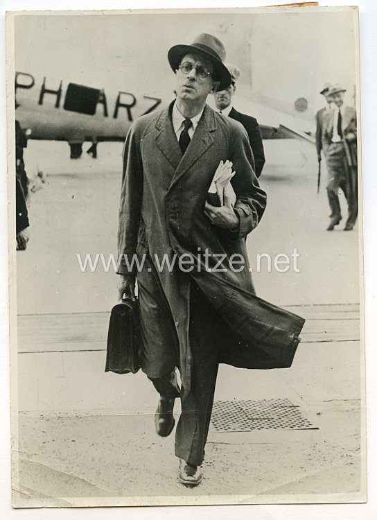 3. Reich Pressefoto: Mister Strang nach seiner Ankunft im Croydoner Flughafen 8.8.1939