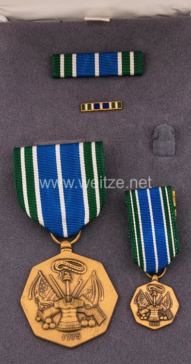 USA - Military Achievement Medal in Case with Minaiture, Lapel Pin and Ribbon Bar Bild 2