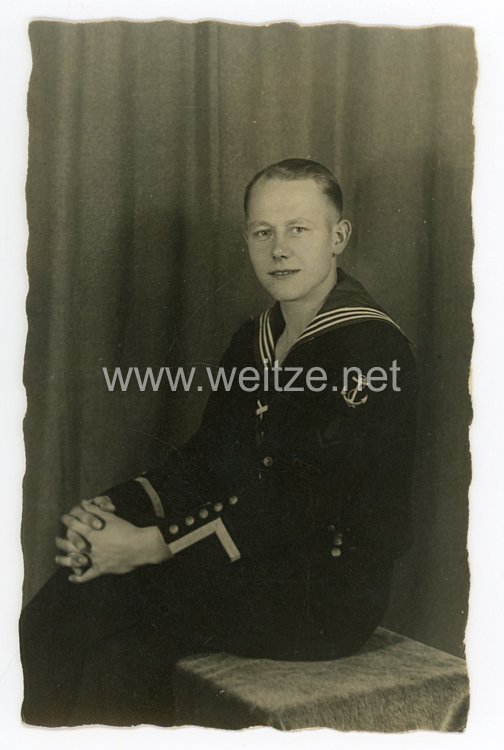 Kriegsmarine Portraitfoto eines Bootsmannsmaat  mit Sonderausbildung Geschützführer für Seeziele- und  Flakartillerie  kleiner Fahrzeuge