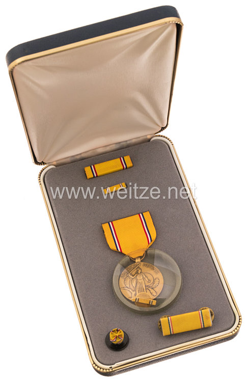 USA - Americain Defense Service Medal in Case with Lapel Pins and Ribbon Bars 