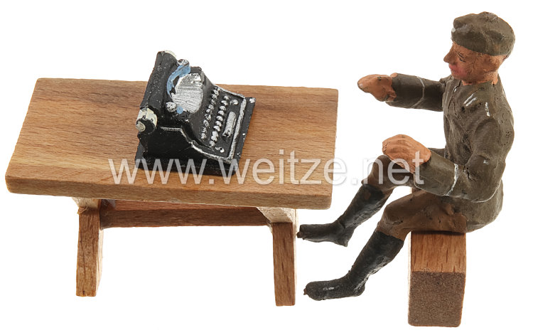 Elastolin - Heer Soldat sitzend am Tisch mit Schreibmaschine