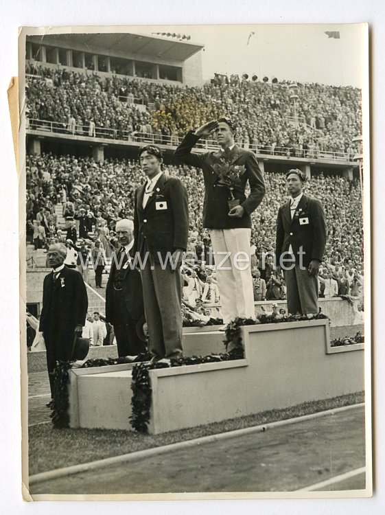III. Reich Pressefoto. Olympische Siegerehrung für die besten Stabhochspringer der Welt. 6.8.1936.